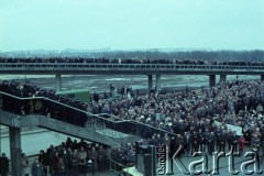 28.11.1981, Warszawa, Polska.
Tłumy warszawiaków i środowiska kombatanckie biorą udział we mszy świętej zorganizowanej z okazji otwarcia i poświęcenia mostu im. gen. bryg. Stefana Grota-Roweckiego, będącego częścią Trasy Toruńskiej.
Fot. Edward Grochowicz, zbiory Ośrodka KARTA