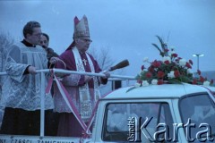 28.11.1981, Warszawa, Polska.
Biskup warszawski Jerzy Modzelewski święci wybudowany most im. gen. bryg. Stefana Grota-Roweckiego podczas uroczystości otwarcia.
Fot. Edward Grochowicz, zbiory Ośrodka KARTA