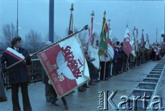 28.11.1981, Warszawa, Polska.
Uroczyste otwarcie mostu im. gen. bryg. Stefana Grota-Roweckiego, będącego częścią Trasy Toruńskiej. Wzdłuż mostu ustawił się szpaler poczt sztandarowych środowisk kombatanckich i NSZZ 