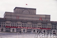 1.05.1982, Warszawa, Polska.
Obchody święta 1 Maja. Transparent zawieszony na fasadzie Teatru Wielkiego widziany od strony Placu Zwycięstwa (obecnie Plac Józefa Piłsudskiego).
Fot. Edward Grochowicz, zbiory Ośrodka KARTA