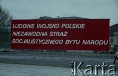 1.05.1982, Warszawa, Polska.
Obchody Święta Pracy. Na pierwszym planie transparent.
Fot. Edward Grochowicz, zbiory Ośrodka KARTA