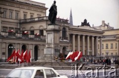 1.05.1982, Warszawa, Polska.
Pomnik Feliksa Dzierżyńskiego na Placu Dzierżyńskiego (obecnie Plac Bankowy), przy którym odbywają się obchody Święta 1 Maja. Za nim widoczny Pałac Ministrów Skarbu.
Fot. Edward Grochowicz, zbiory Ośrodka KARTA