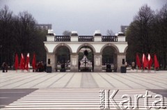 1.05.1982, Warszawa, Polska.
Obchody święta 1 Maja przy Grobie Nieznanego Żołnierza na Placu Zwycięstwa (obecnie Plac Piłsudskiego). 
Fot. Edward Grochowicz, zbiory Ośrodka KARTA