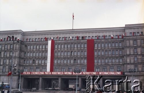 1.05.1982, Warszawa, Polska.
Obchody święta 1 Maja. Transparent zawieszony na fasadzie siedziby Komitetu Centralnego Polskiej Zjednoczonej Partii Robotniczej (tzw. Dom Partii) przy Alejach Jerozolimskich.
Fot. Edward Grochowicz, zbiory Ośrodka KARTA