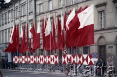 1.05.1982, Warszawa, Polska.
Obchody Święta Pracy 1 Maja. Dekoracje ustawione przy jednym z budynków na Placu Grzybowskim. 
Fot. Edward Grochowicz, zbiory Ośrodka KARTA