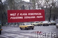 1.05.1982, Warszawa, Polska.
Święto 1 Maja. Na pierwszym planie widoczny transparent ustawiony przy Placu Grzybowskim. Z tyłu widoczny Kościół Wszystkich Świętych. 
Fot. Edward Grochowicz, zbiory Ośrodka KARTA