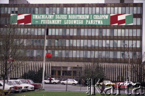 1.05.1982, Warszawa, Polska.
Obchody święta 1 Maja. Transparent zawieszony na fasadzie siedziby Zjednoczonego Stronnictwa Ludowego przy ulicy Grzybowskiej.
Fot. Edward Grochowicz, zbiory Ośrodka KARTA