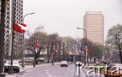 1.05.1982, Warszawa, Polska.
Święto 1 Maja. Flagi zawieszone wzdłuż ulicy Królewskiej. W głębi widoczny Złoty Wieżowiec (obecnie Błękitny Wieżowiec) przy Placu Feliksa Dzierżyńskiego (obecnie Plac Bankowy). 
Fot. Edward Grochowicz, zbiory Ośrodka KARTA