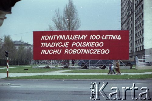 1.05.1982, Warszawa, Polska.
Obchody Święta Pracy. Na pierwszym planie transparent.
Fot. Edward Grochowicz, zbiory Ośrodka KARTA