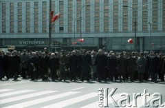 1.05.1982, Warszawa, Polska.
Obchody święta 1 Maja na Placu Zwycięstwa (obecnie Plac Piłsudskiego). W uroczystości biorą udział przedstawiciele władzy partyjnej, wojskowej i państwowej. W pierwszym rzędzie 4. z lewej stoi marszałek Sejmu Stanisław Gucwa, 6. przewodniczący Rady Państwa Henryk Jabłoński, 7. premier rządu, I sekretarz Komitetu Centralnego Polskiej Zjednoczonej Partii Robotniczej i przewodniczący Wojskowej Rady Ocalenia Narodowego gen. Wojciech Jaruzelski, 8. I sekretarz Komitetu Warszawskiego PZPR Stanisław Kociołek, 9. wicepremier i prezes Zjednoczonego Stronnictwa Ludowego Roman Malinowski, 10. sekretarz KC PZPR Stefan Olszowski.   
Fot. Edward Grochowicz, zbiory Ośrodka KARTA