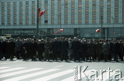 1.05.1982, Warszawa, Polska.
Obchody święta 1 Maja na Placu Zwycięstwa (obecnie Plac Piłsudskiego). W uroczystości biorą udział przedstawiciele władzy partyjnej, wojskowej i państwowej. W pierwszym rzędzie 4. z lewej stoi marszałek Sejmu Stanisław Gucwa, 6. przewodniczący Rady Państwa Henryk Jabłoński, 7. premier rządu, I sekretarz Komitetu Centralnego Polskiej Zjednoczonej Partii Robotniczej i przewodniczący Wojskowej Rady Ocalenia Narodowego gen. Wojciech Jaruzelski, 8. I sekretarz Komitetu Warszawskiego PZPR Stanisław Kociołek, 9. wicepremier i prezes Zjednoczonego Stronnictwa Ludowego Roman Malinowski, 10. sekretarz KC PZPR Stefan Olszowski.   
Fot. Edward Grochowicz, zbiory Ośrodka KARTA