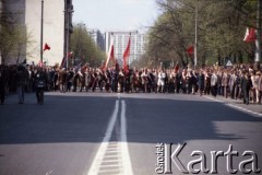 1.05.1982, Warszawa, Polska.
Święto Pracy. Uczestnicy pochodu pierwszomajowego w okolicy Placu Grzybowskiego.
Fot. Edward Grochowicz, zbiory Ośrodka KARTA