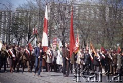 1.05.1982, Warszawa, Polska.
Obchody Święta Pracy 1 Maja. Pochód rozpoczyna się na Placu Grzybowskim. 
Fot. Edward Grochowicz, zbiory Ośrodka KARTA