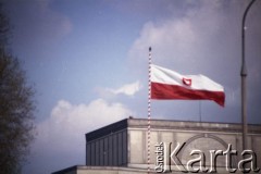 1.05.1982, Warszawa, Polska.
Święto Pracy. Na pierwszym planie widoczna flaga państwowa przed Teatrem Wielkim przy Placu Zwycięstwa (obecnie Plac Józefa Piłsudskiego).
Fot. Edward Grochowicz, zbiory Ośrodka KARTA