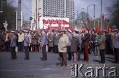 1.05.1982, Warszawa, Polska.
Obchody Święta Pracy 1 Maja. Uroczystości rozpoczynają się na Placu Grzybowskim. 
Fot. Edward Grochowicz, zbiory Ośrodka KARTA