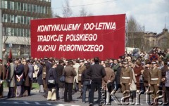 1.05.1982, Warszawa, Polska.
Święto Pracy. Uczestnicy pochodu pierwszomajowego na Placu Grzybowskim. Na pierwszym planie widoczny transparent, po lewej stronie stoi budynek, w którym znajduje się siedziba Zjednoczonego Stronnictwa Ludowego.
Fot. Edward Grochowicz, zbiory Ośrodka KARTA