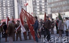 1.05.1982, Warszawa, Polska.
Uczestnicy pochodu pierwszomajowego na Placu Grzybowskim.
Fot. Edward Grochowicz, zbiory Ośrodka KARTA 
