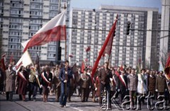 1.05.1982, Warszawa, Polska.
Święto Pracy. Uczestnicy pochodu pierwszomajowego.
Fot. Edward Grochowicz, zbiory Ośrodka KARTA 
