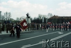 1.05.1982, Warszawa, Polska.
Obchody święta 1 Maja przy Placu Teatralnym. W pochodzie uczestniczy żeńska orkiestra. W głębi widać Pomnik Bohaterów Warszawy (Nike).
Fot. Edward Grochowicz, zbiory Ośrodka KARTA