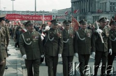 1.05.1982, Warszawa, Polska.
Święto Pracy. Uczestnicy pochodu pierwszomajowego. W pierwszym rzędzie idą żołnierze ludowego Wojska Polskiego.
Fot. Edward Grochowicz, zbiory Ośrodka KARTA