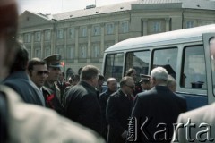 1.05.1982, Warszawa, Polska.
Uroczystości pierwszomajowe na Placu Teatralnym. Przy autobusie stoi w środku wicepremier i przewodniczący Stronnictwa Demokratycznego Edward Kowalczyk.
Fot. Edward Grochowicz, zbiory Ośrodka KARTA