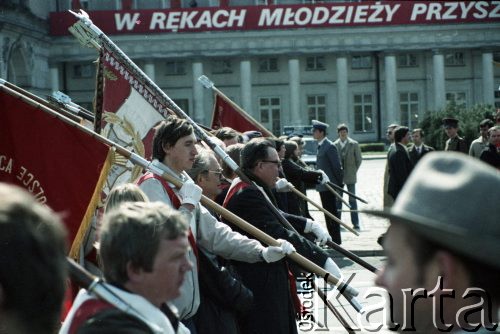 1.05.1982, Warszawa, Polska.
Obchody święta 1 Maja na Placu Teatralnym. W pochodzie uczestnicy niosą sztandary organizacji. Na fasadzie Teatru Wielkiego widoczny transparent. 
Fot. Edward Grochowicz, zbiory Ośrodka KARTA