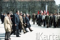 1.05.1982, Warszawa, Polska.
Obchody święta 1 Maja na Placu Teatralnym. W uroczystości biorą udział przedstawiciele władzy partyjnej, wojskowej i państwowej. Od lewej idą: minister kultury i sztuki Józef Tejchma, NN, wicepremier i prezes Zjednoczonego Stronnictwa Ludowego Roman Malinowski, I sekretarz Komitetu Warszawskiego Polskiej Zjednoczonej Partii Robotniczej Stanisław Kociołek, premier rządu, I sekretarz Komitetu Centralnego PZPR i przewodniczący Wojskowej Rady Ocalenia Narodowego gen. Wojciech Jaruzelski, wicepremier i przewodniczący Stronnictwa Demokratycznego Edward Kowalczyk, marszałek Sejmu Stanisław Gucwa.   
Fot. Edward Grochowicz, zbiory Ośrodka KARTA