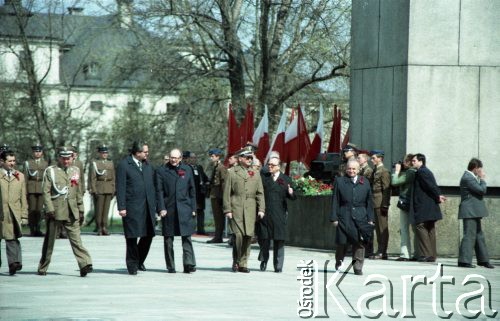 1.05.1982, Warszawa, Polska.
Obchody święta 1 Maja na Placu Teatralnym przy Pomniku Bohaterów Warszawy. W uroczystości biorą udział przedstawiciele władzy partyjnej, wojskowej i państwowej. Od lewej: minister kultury i sztuki Józef Tejchma, NN, wicepremier i prezes Zjednoczonego Stronnictwa Ludowego Roman Malinowski, I sekretarz Komitetu Warszawskiego Polskiej Zjednoczonej Partii Robotniczej Stanisław Kociołek, premier rządu, I sekretarz Komitetu Centralnego PZPR i przewodniczący Wojskowej Rady Ocalenia Narodowego gen. Wojciech Jaruzelski, wicepremier i przewodniczący Stronnictwa Demokratycznego Edward Kowalczyk, marszałek Sejmu Stanisław Gucwa.
Fot. Edward Grochowicz, zbiory Ośrodka KARTA