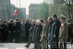 1.05.1982, Warszawa, Polska.
Uroczystości pierwszomajowe na Placu Teatralnym. Od lewej idą: marszałek Sejmu Stanisław Gucwa, NN, przewodniczący Rady Państwa Henryk Jabłoński, premier rządu, I sekretarz Komitetu Centralnego Polskiej Zjednoczonej Partii Robotniczej i przewodniczący Wojskowej Rady Ocalenia Narodowego gen. Wojciech Jaruzelski, I sekretarz Komitetu Warszawskiego PZPR Stanisław Kociołek, wicepremier i prezes Zjednoczonego Stronnictwa Ludowego Roman Malinowski, NN. 
Fot. Edward Grochowicz, zbiory Ośrodka KARTA