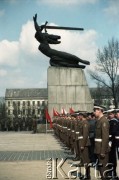 1.05.1982, Warszawa, Polska.
Obchody święta 1 Maja na Placu Teatralnym. Przy Pomniku Bohaterów Warszawy stoją żołnierze ludowego Wojska Polskiego.
Fot. Edward Grochowicz, zbiory Ośrodka KARTA