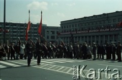 1.05.1982, Warszawa, Polska.
Uroczystości pierwszomajowe na Placu Teatralnym. W głębi na fasadzie Teatru Wielkiego widoczny transparent. 
Fot. Edward Grochowicz, zbiory Ośrodka KARTA