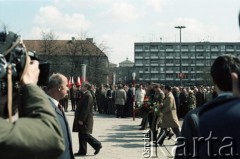 1.05.1982, Warszawa, Polska.
Obchody święta 1 Maja na Placu Teatralnym. Przedstawiciele władzy partyjnej, wojskowej i państwowej  biorą udział w uroczystości.
Fot. Edward Grochowicz, zbiory Ośrodka KARTA