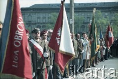 1.05.1982, Warszawa, Polska.
Obchody święta 1 Maja na Placu Zwycięstwa (obecnie Plac Józefa Piłsudskiego). W rzędzie stoją delegacje organizacji z sztandarami.
Fot. Edward Grochowicz, zbiory Ośrodka KARTA