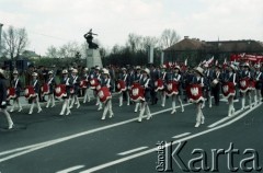 1.05.1982, Warszawa, Polska.
Obchody święta 1 Maja przy Placu Teatralnym. W pochodzie uczestniczy żeńska orkiestra. W głębi widać Pomnik Bohaterów Warszawy (Nike).
Fot. Edward Grochowicz, zbiory Ośrodka KARTA