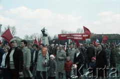 1.05.1982, Warszawa, Polska.
Święto Pracy. Uczestnicy pochodu pierwszomajowego na Placu Teatralnym. W głębi widoczny Pomnik Bohaterów Warszawy (Nike).
Fot. Edward Grochowicz, zbiory Ośrodka KARTA