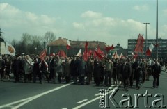 1.05.1982, Warszawa, Polska.
Obchody święta 1 Maja przy Placu Teatralnym. Uczestnicy pochodu przechodzą obok Pomnika Bohaterów Warszawy.
Fot. Edward Grochowicz, zbiory Ośrodka KARTA