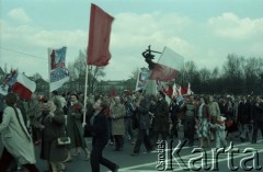 1.05.1982, Warszawa, Polska.
Święto Pracy. Uczestnicy pochodu pierwszomajowego na Placu Teatralnym.
Fot. Edward Grochowicz, zbiory Ośrodka KARTA