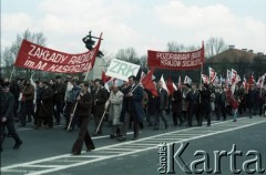 1.05.1982, Warszawa, Polska.
Święto Pracy. W pochodzie pierwszomajowym uczestniczą pracownicy Zakładów Radiowych im. Marcina Kasprzaka.  
Fot. Edward Grochowicz, zbiory Ośrodka KARTA