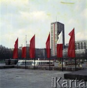 Ok. 1.05.1980, Warszawa, Polska.
Przygotowania do obchodów Święta Pracy na pl. Defilad i ul. Marszałkowskiej.
Fot. Edward Grochowicz, zbiory Ośrodka KARTA