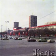 Ok. 1.05.1980, Warszawa, Polska.
Przygotowania do obchodów Święta Pracy na pl. Defilad i ul. Marszałkowskiej.
Fot. Edward Grochowicz, zbiory Ośrodka KARTA