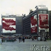 Ok. 1.05.1980, Warszawa, Polska.
Przygotowania do obchodów Święta Pracy. Transparenty okolicznościowe na elewacji Hotelu Metropol.
Fot. Edward Grochowicz, zbiory Ośrodka KARTA