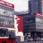 Ok. 1.05.1980, Warszawa, Polska.
Przygotowania do obchodów Święta Pracy. Dekoracje okolicznościowe na Domach Centrum.
Fot. Edward Grochowicz, zbiory Ośrodka KARTA