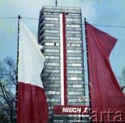 Ok. 1.05.1980, Warszawa, Polska.
Przygotowania do obchodów Święta Pracy na budynkach przy ul. Marszałkowskiej.
Fot. Edward Grochowicz, zbiory Ośrodka KARTA