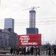 Ok. 1.05.1980, Warszawa, Polska.
Przygotowania do obchodów Święta Pracy. W tle budowa Hotelu Marriott.
Fot. Edward Grochowicz, zbiory Ośrodka KARTA