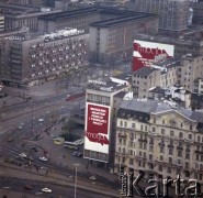 Ok. 1.05.1980, Warszawa, Polska.
Przygotowania do obchodów Święta Pracy. Dekoracje okolicznościowe na rogu Al. Jerozolimskich i ul. Marszałkowskiej.
Fot. Edward Grochowicz, zbiory Ośrodka KARTA