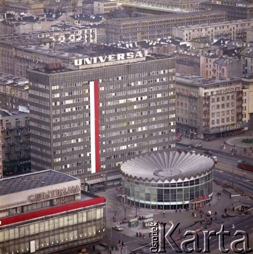 Ok. 1.05.1980, Warszawa, Polska.
Przygotowania do obchodów Święta Pracy. Dekoracje okolicznościowe na elewacjach Universalu i Domów Centrum.
Fot. Edward Grochowicz, zbiory Ośrodka KARTA