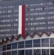 Ok. 1.05.1980, Warszawa, Polska.
Przygotowania do obchodów Święta Pracy. Dekoracja okolicznościowa na elewacji Universalu.
Fot. Edward Grochowicz, zbiory Ośrodka KARTA