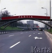 Ok. 1.05.1980, Warszawa, Polska.
Przygotowania do obchodów Święta Pracy. Transparent z napisem 