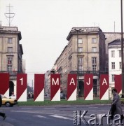 Ok. 1.05.1980, Warszawa, Polska.
Przygotowania do obchodów Święta Pracy. Dekoracje okolicznościowe na pl. Zbawiciela.
Fot. Edward Grochowicz, zbiory Ośrodka KARTA