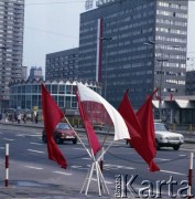 Ok. 1.05.1980, Warszawa, Polska.
Przygotowania do obchodów Święta Pracy. Dekoracje okolicznościowe przy ul. Marszałkowskiej.
Fot. Edward Grochowicz, zbiory Ośrodka KARTA